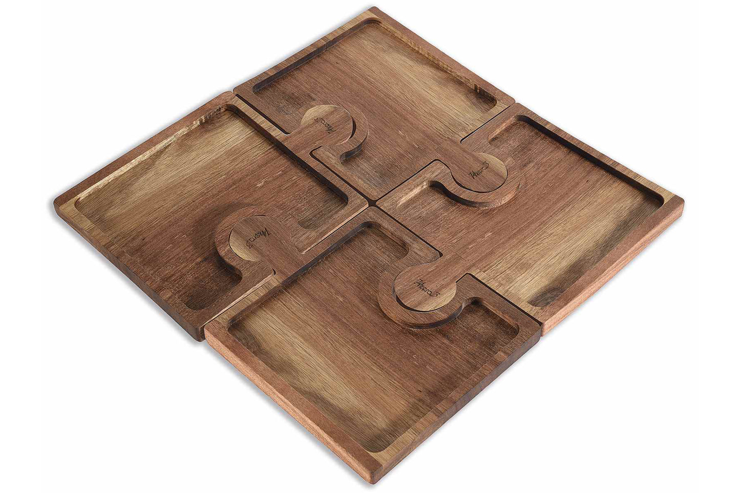 Vassoio alimentare in legno d'acacia c/portacalice a puzzle.
Misure: cm 17 x 22,5 H
Spessore: 1,5 cm