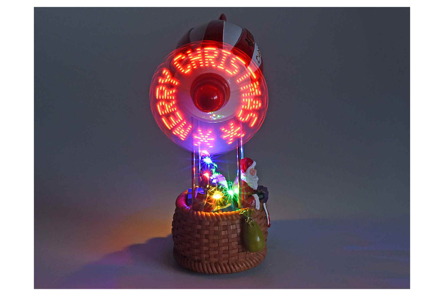 Carillon. Dirigibile Babbo Natale, eliche con scritte, musica e luci LED. Misure: cm 16,5 x 8,5 x 21. Funziona con 3 pile ministilo non incluse - Con eliche in movimento - Scatola: 20 x 13 x 26 H
