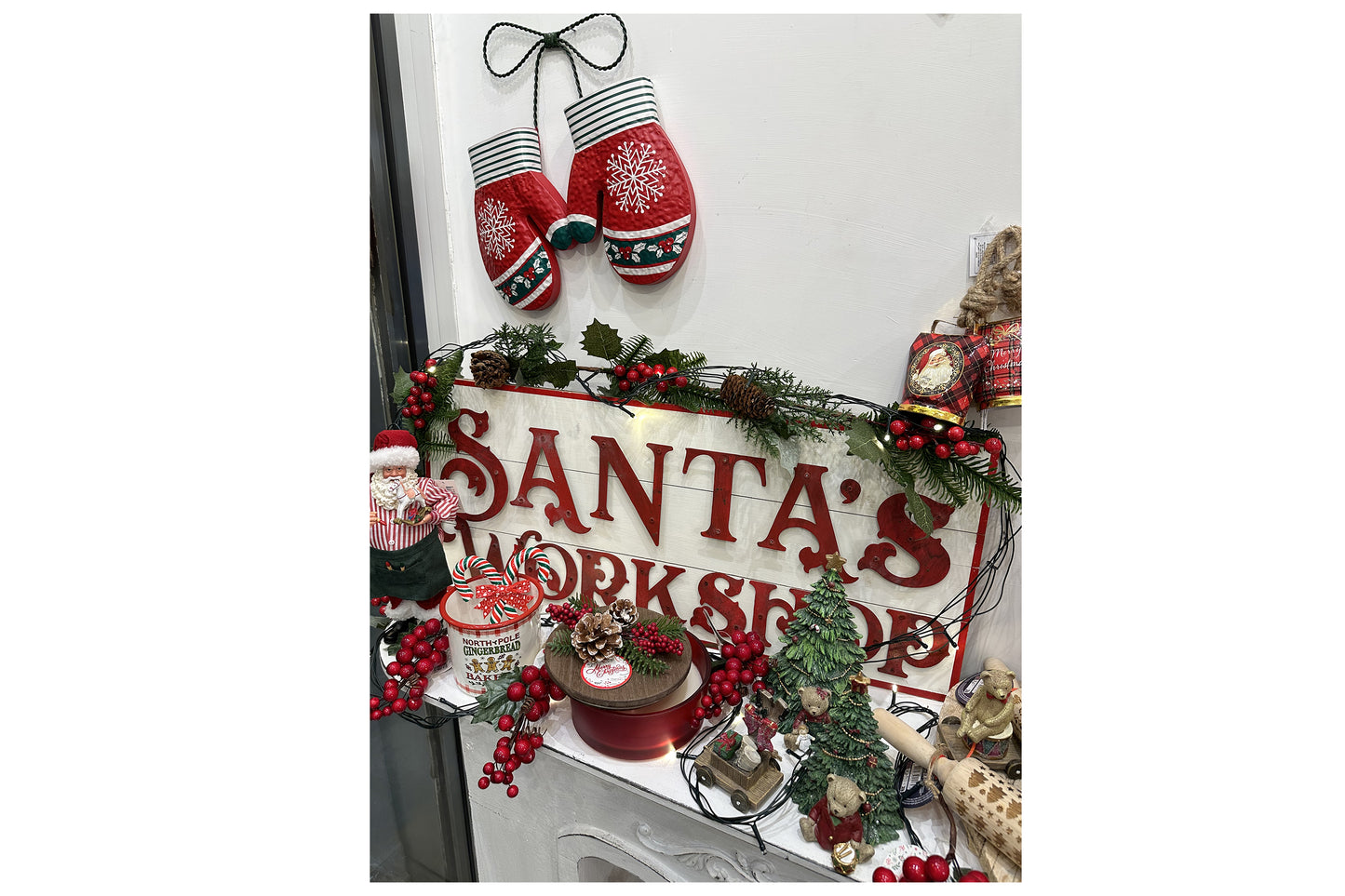 Targa natalizia " Santa's workshop" con base in legno e scritta in rilievo in metallo. Misura 70x30