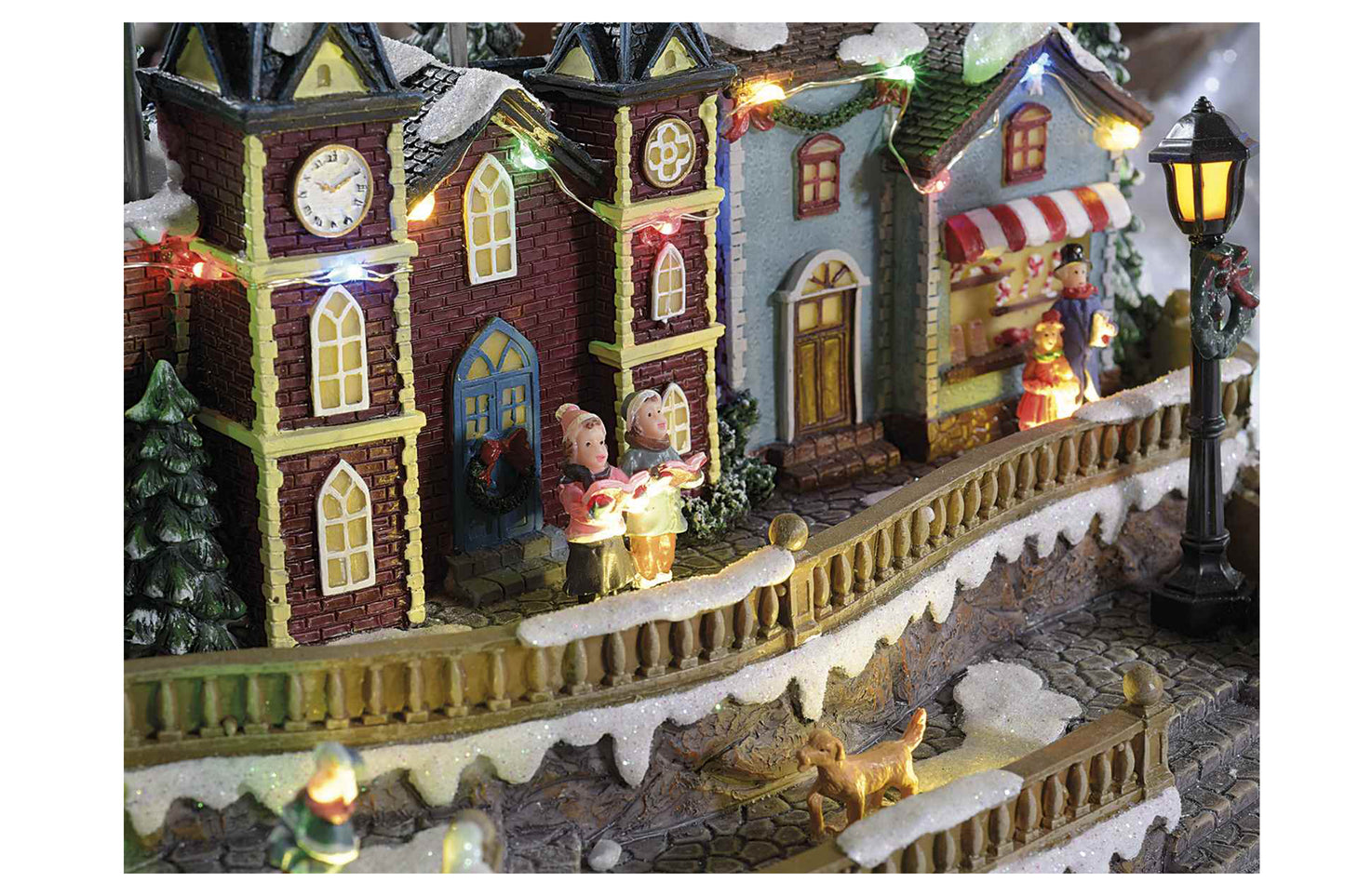 Carillon. Paesaggio natalizio con movimento, luci multicolore e musica. Misure: cm 38 x 21 x 25 H
Cavo: 180 cm - Con albero, renne e slitta in movimento.