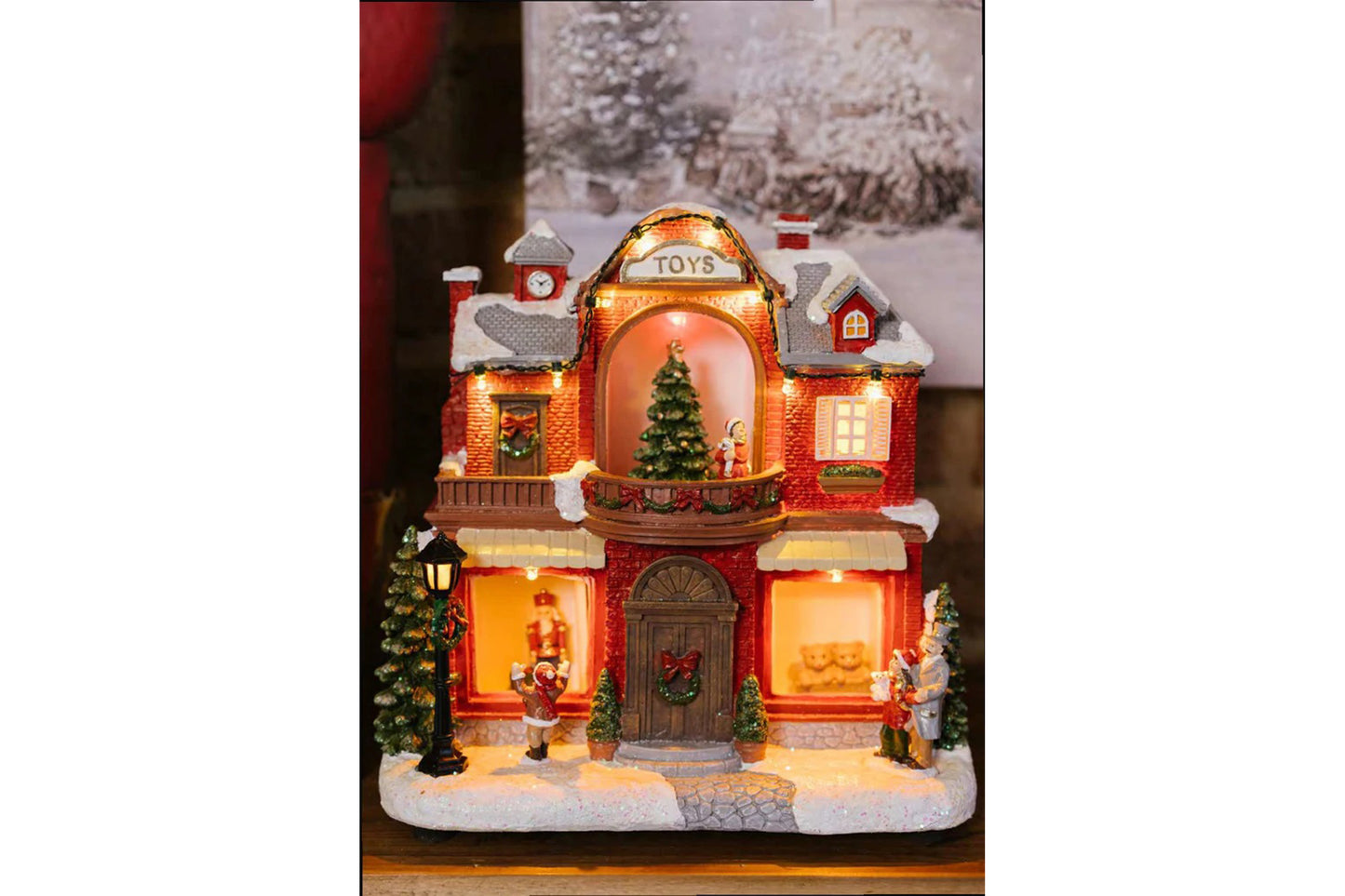 Nuvole di Stoffa Negozio  di Giocattoli con musica e led "Cartoline di Natale" carillon
Realizzato in resina, funziona con batterie,
Dimensioni: 23.5 x 14.5 x 23.5 cm