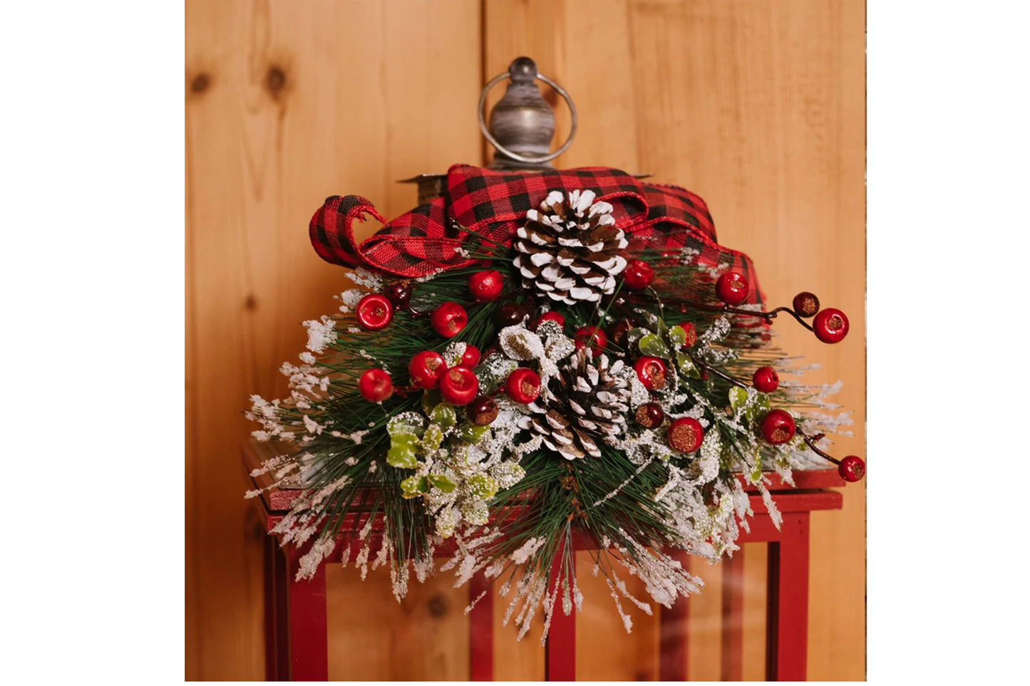Lanterna in legno rosso con pigna e bacche h 50 cm
