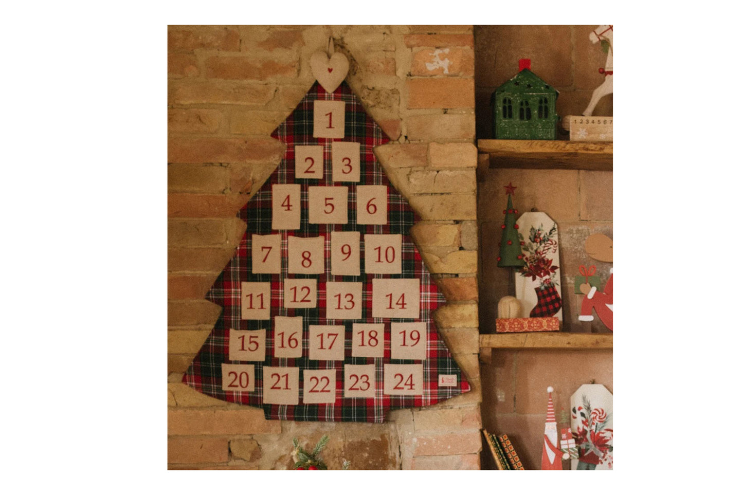 Calendario dell'avvento a forma di albero di natale in tessuto con fantasia tartan e tasche. Misura 36x85 . Nuvole di stoffa