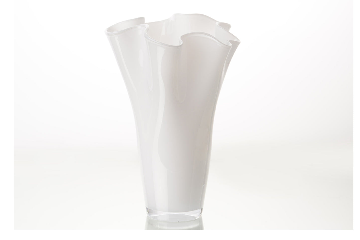 Vaso in vetro bianco con bordo irregolare di Amadeus (H:: 35 / L:: 0 / P:: 24)